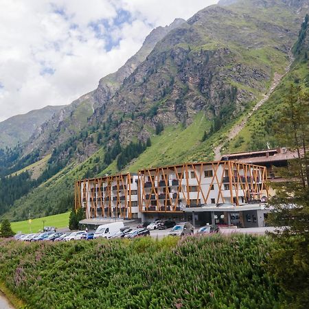 Hotel Gundolf Sankt Leonhard im Pitztal Bagian luar foto
