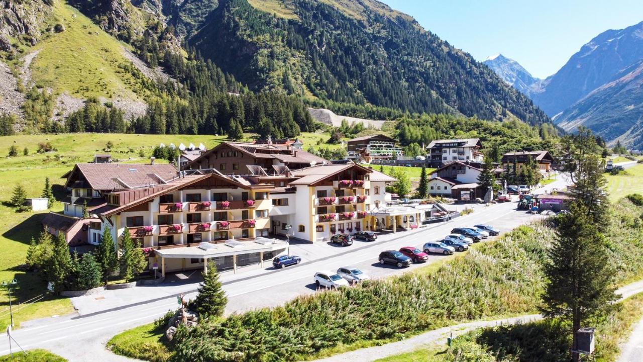 Hotel Gundolf Sankt Leonhard im Pitztal Bagian luar foto