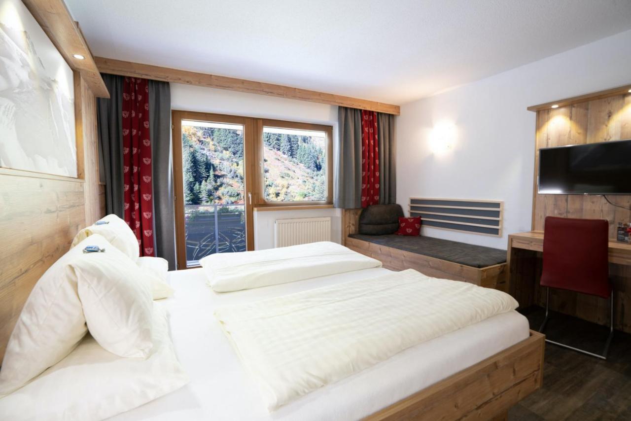 Hotel Gundolf Sankt Leonhard im Pitztal Bagian luar foto