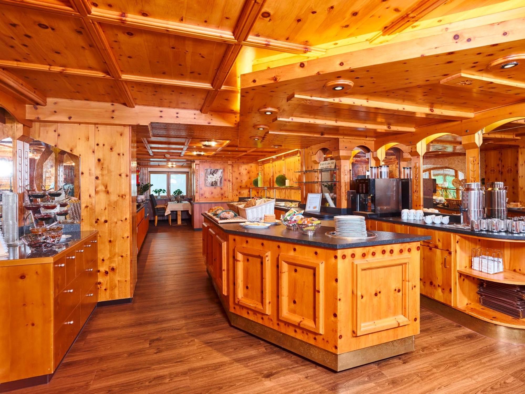 Hotel Gundolf Sankt Leonhard im Pitztal Bagian luar foto